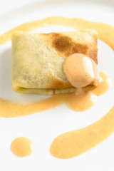 Ungarische Hortobagyi Palacsinta, herzhafte Crepes mit Hackfleisch gefüllt und Sahnesauce serviert (Selektiver Fokus, Fokus auf die Vorderkante der Crepe)