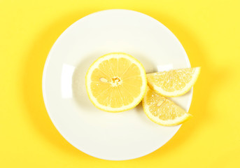 фрукт лежит на белой тарелке 