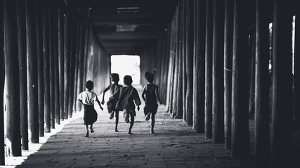 Dzieci biega w starej świątyni, Salay Bagan Myanmar - 190044278