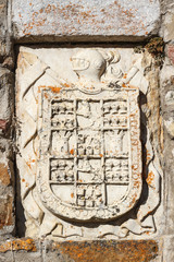 Escudo de armas en la iglesia de Santiago, Candemuela, Valle de San Emiliano, León.
