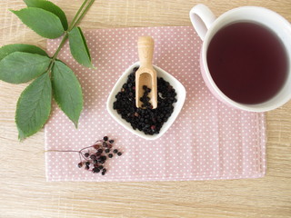 Absud, gekochter Tee mit getrocknete Holunderbeeren