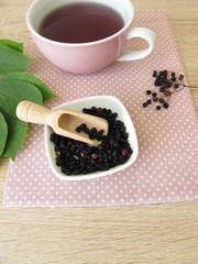 Absud, gekochter Tee mit getrocknete Holunderbeeren