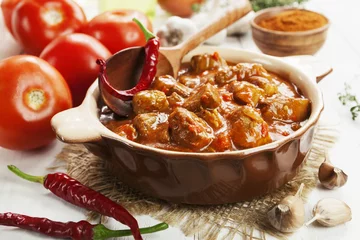 Crédence de cuisine en verre imprimé Plats de repas Meat stew in tomato sauce