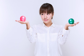 比較する女性