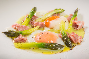 Uovo asparagi e salciccia © Matteo Lodolo