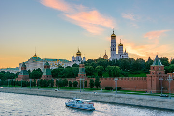 Obraz premium Moscow, Russia - Ship on the Moscow river floats near the Kremlin. 