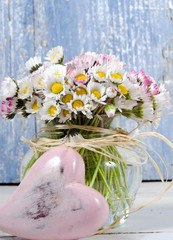 Alle Liebe, Glückwunsch, Danke: Strauß aus Gänseblümchen in kleiner Vase :)