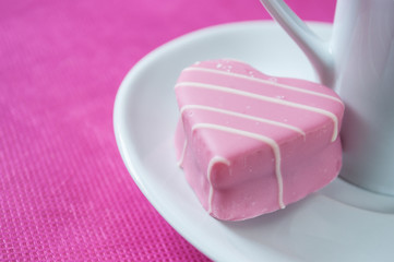 petits four en forme de coeur et tasse de café sur fond rose pour la st valentin