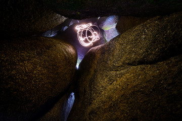 Lichterscheinung in Felsenhöhle