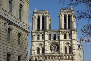 Fototapeta na wymiar Tours et rosace de Notre-Dame à Paris, France