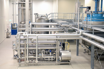 Rohrleitungen Tank aus Edelstahl in einem Werk der Pharamzie - Herstellung von chemischen Lösungen...
