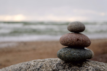 Fototapeta na wymiar Stacked stones in front of the sea