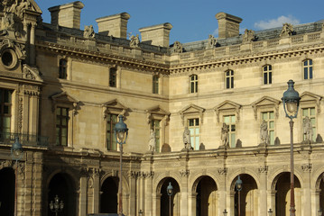 Façade du palais du Louvre cour Napoléon à Paris, France