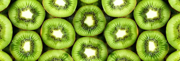  Verse biologische kiwi& 39 s gesneden. Voedselkader met exemplaarruimte voor uw tekst. Banier. Groene kiwi cirkels achtergrond © jchizhe