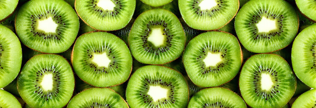 Fototapeta Pokrojone świeże organiczne owoce kiwi. Ramka żywności z miejsca kopiowania tekstu. Transparent. Kiwi zielone kółka tło