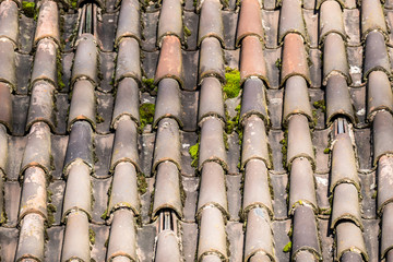 Altes besch&auml;digtes Dach