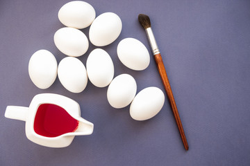 Staining of Easter eggs with brush