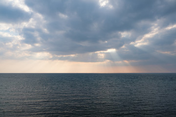 Obraz premium Amazing sunset on the sea in the clouds with sun rays.