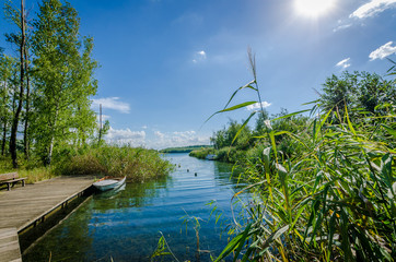 Einsames Boot in Seelagune