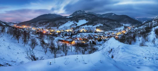 Foto auf Acrylglas Winter Nacht im Winter mit schönem Dorf, Slowakei