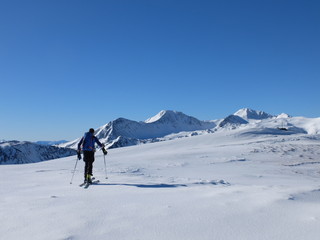 Fototapeta na wymiar ski de randonnée dans le Capcir avec les Péric
