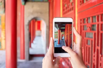 Foto op Plexiglas Tourist taking picture in the Forbidden city with smartphone © creativefamily