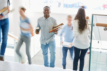 Afrikanischer Student studiert im College