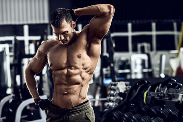 Fototapeta na wymiar bodybuilder pose in gym