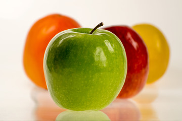  Intensywnie kolorowe i okrągłe - zielone jabłko z innymi owocami na białym tle - obrazy, fototapety, plakaty