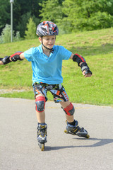 kleiner Junge beim Skaten im Park
