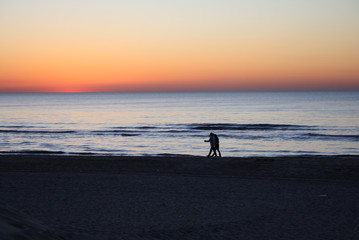 Fototapeta na wymiar Strandspaziergang bei dem Sonnenuntergang