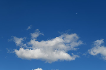 飛行機と 青空と雲「空想・雲のモンスター」どっちつかず、右も左も、家族の絆などのイメージ