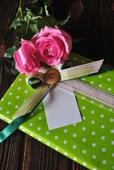 Róże i prezent z dedykacją - obrazy, fototapety, plakaty