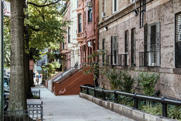 Fototapeta na wymiar Straße und Häuser in Harlem