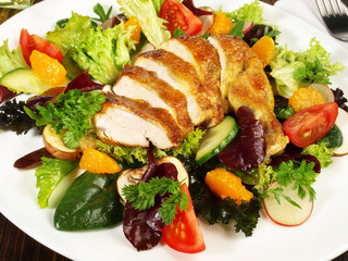 Gemischter Salat mit Hähnchenbrust