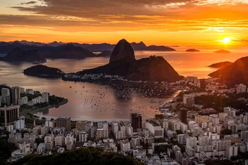 Fotobehang Prachtige warme zonsopgang in Rio de Janeiro met het silhouet van de Suikerbroodberg © Donatas Dabravolskas
