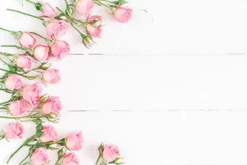 Crédence de cuisine en verre imprimé Roses Composition de fleurs. Cadre fait de fleurs roses roses sur fond de bois blanc. Mise à plat, vue de dessus, espace de copie