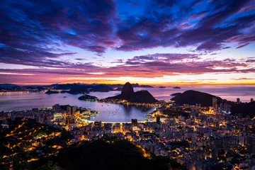 Rolgordijnen Rio de Janeiro city just before sunrise with city lights on, and the Sugarloaf Mountain in the horizon © Donatas Dabravolskas