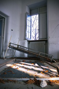 L'Aquila, Italia / L'Aquila - 2018 January : Psychiatric hospital abandoned in the 70s, time seems to have stopped in that place only the memories of patients remain, inside those walls.