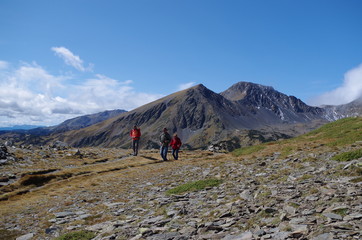 Fototapeta na wymiar Randonneurs et Paysage de montagne dans les Pyrénées Orientales