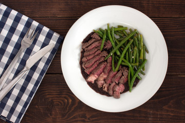 rib eye steak with red wine and shallot sauce and green beans