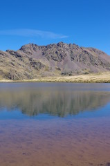 Paysage de montagne Grave dans les Pyrénées Orientales lac et rivière Têt aux Bouillouses