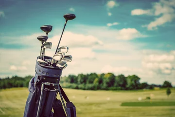 Abwaschbare Fototapete Golf Golfausrüstungstasche, die auf einem Kurs steht.