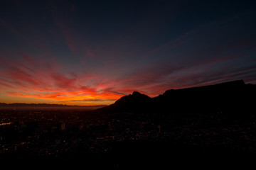 Erste Strahlen über Kapstadt