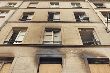 Obraz premium Façade de maison après l'incendie