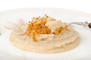 Weiße Bohnenpüree, Röstzwiebeln auf weißem Teller