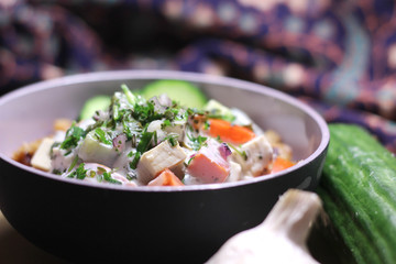 Veganes Gyros mit Tofu, Gurke und Tomate