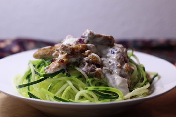 Zucchini Spaghetti mit veganem Gyros