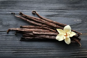 Fototapete Rund Vanilla sticks and flower on wooden background © Africa Studio