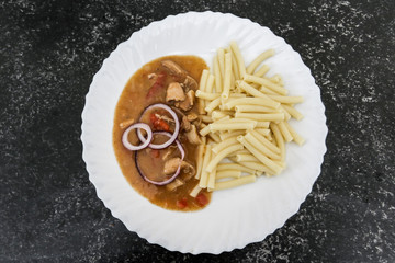 Ungarisches Paprikahuhn mit Butternudeln